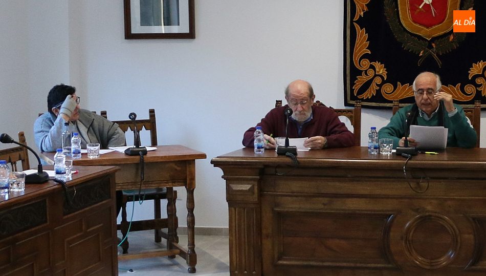 Germán Vicente (d) junto a Javier Muñiz y la secretaria municipal en uno de los últimos plenos de la anterior legislatura / CORRAL