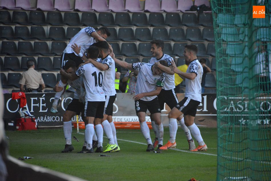 El Salamanca UDS celebra un gol en su campo