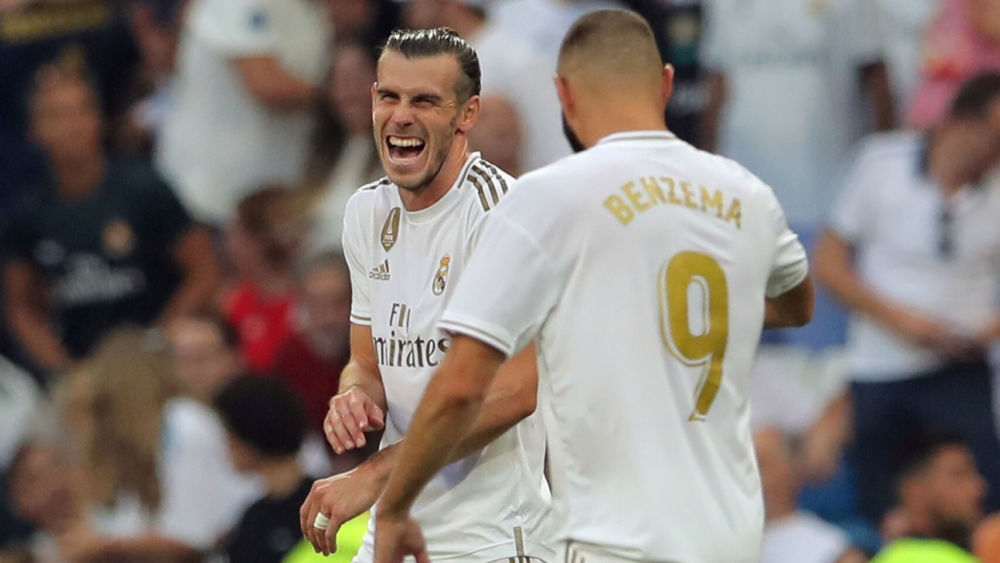 Gareth Bale celebra un gol con Karim Benzema