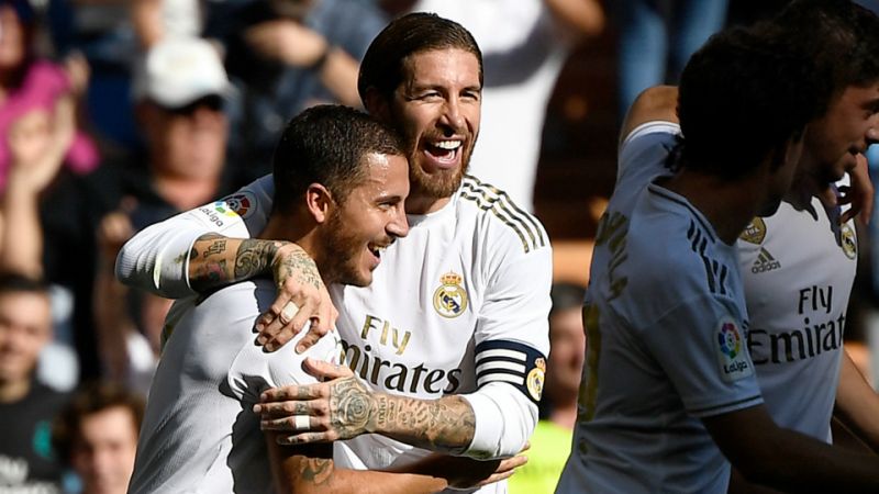 Eden Hazard y Sergio Ramos celebran un tanto