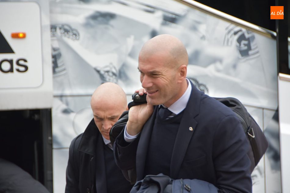 Zidane, con una bolsa, entra al hotel / Paula Zorita