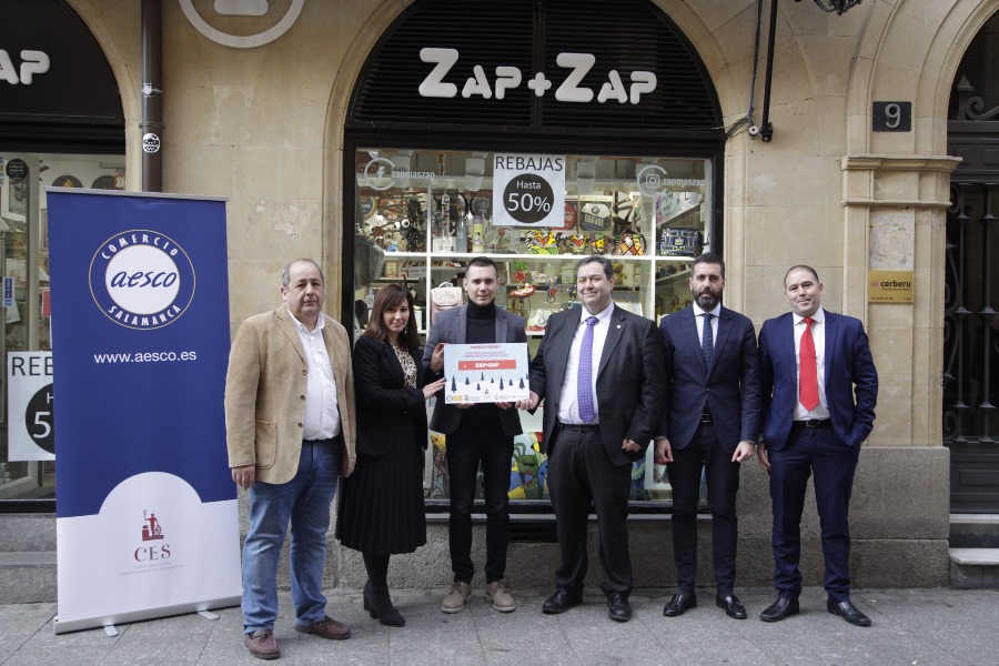 Foto 4 - Zap-Zap y Floristería Bedunia, comercios ganadores del Concurso de Escaparates de Navidad   