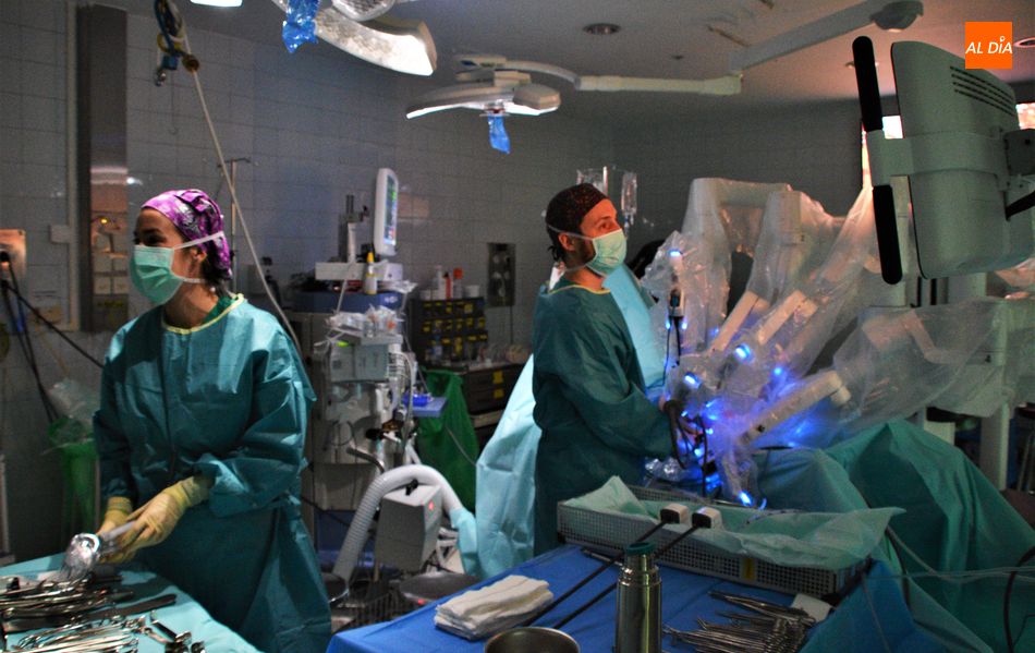 Foto 3 - El robot Da Vinci supera las 250 operaciones en el Hospital de Salamanca  