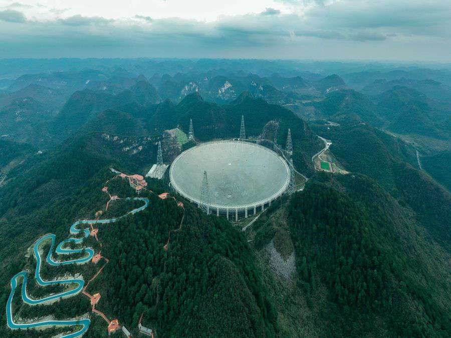 El telescopio FAST en la provincia de Guizhou en China