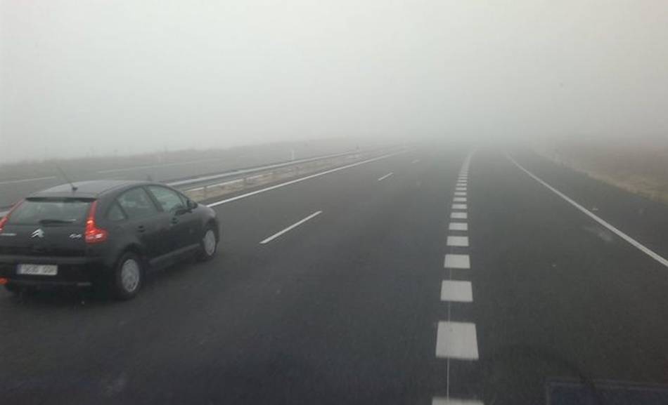 Los bancos de niebla merman la visibilidad en cuatro tramos de las carreteras de Castilla y León / Archivo