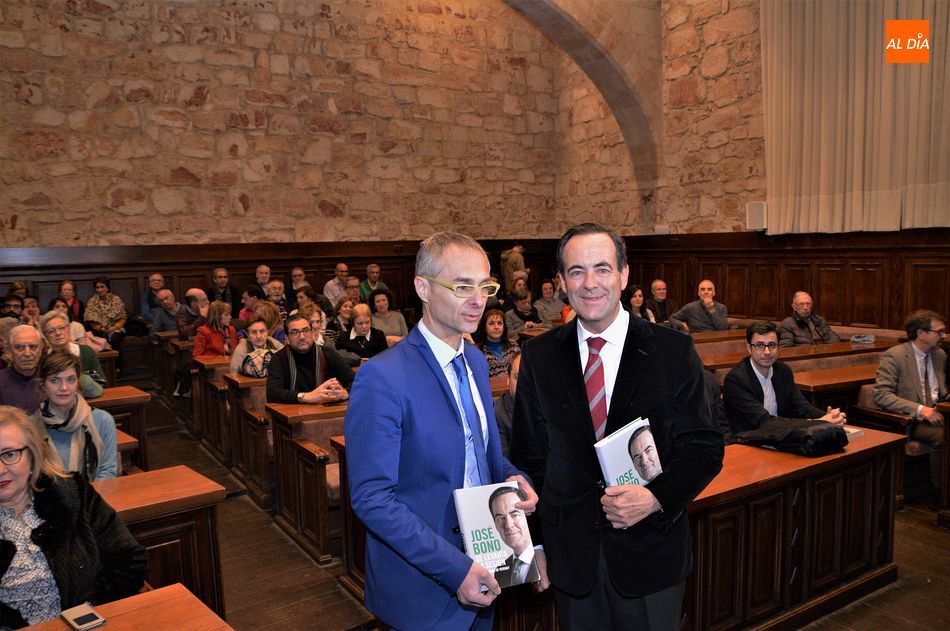 Ricardo Rivero, rector de la Universidad de Salamanca, dio la bienvenida a José Bono. Fotos: Ángel Merino
