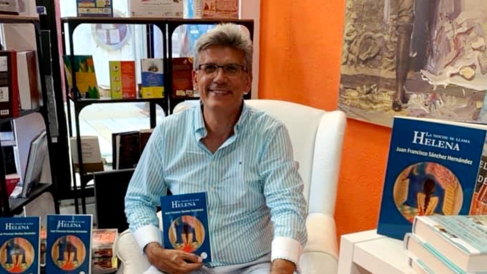 Juan Francisco Sánchez Hernández, junto a varios ejemplares de su novela ‘La noche se llama Helena’