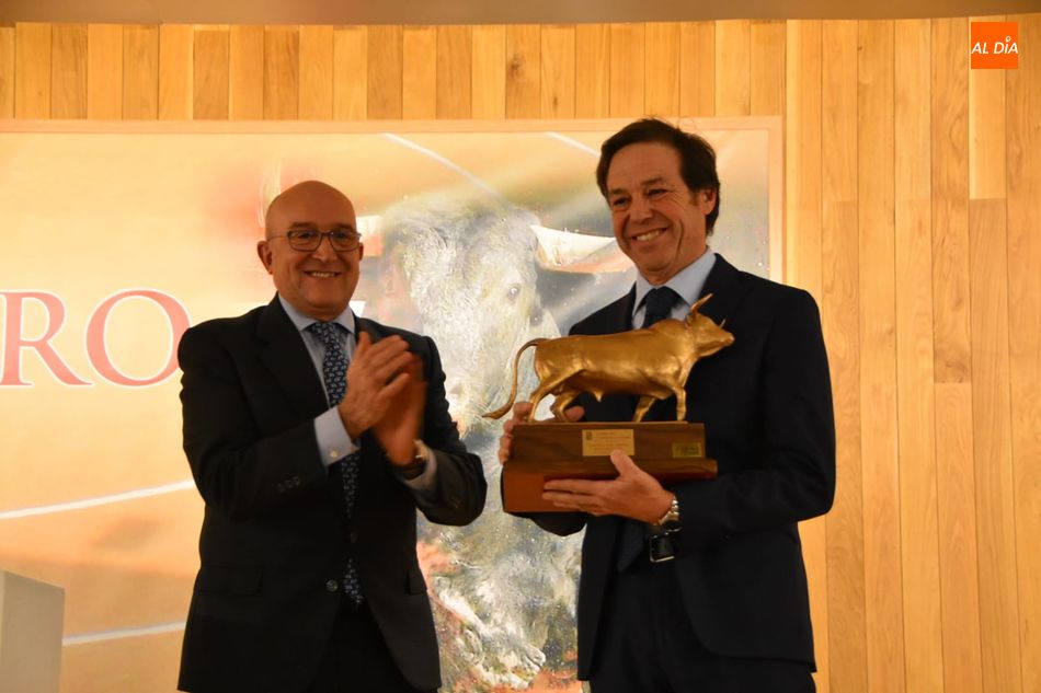 Foto 3 - ‘Barquito’, de la ganadería Garcigrande, recibe el premio Toro de Oro de la Junta de Castilla ...