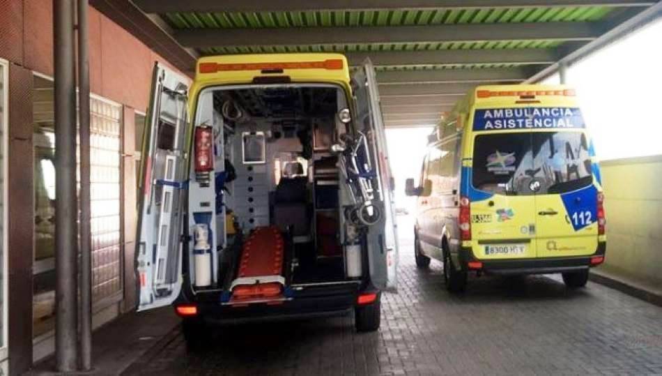 Ambulancias junto al hospital Virgen de la Vega. Foto de archivo