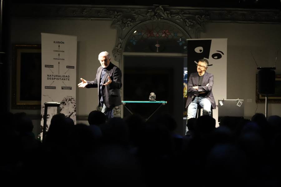 Foto 4 - Nacho Casal y Ángel González Quesada triunfan en la Casa Lis con ‘MágicaMente’
