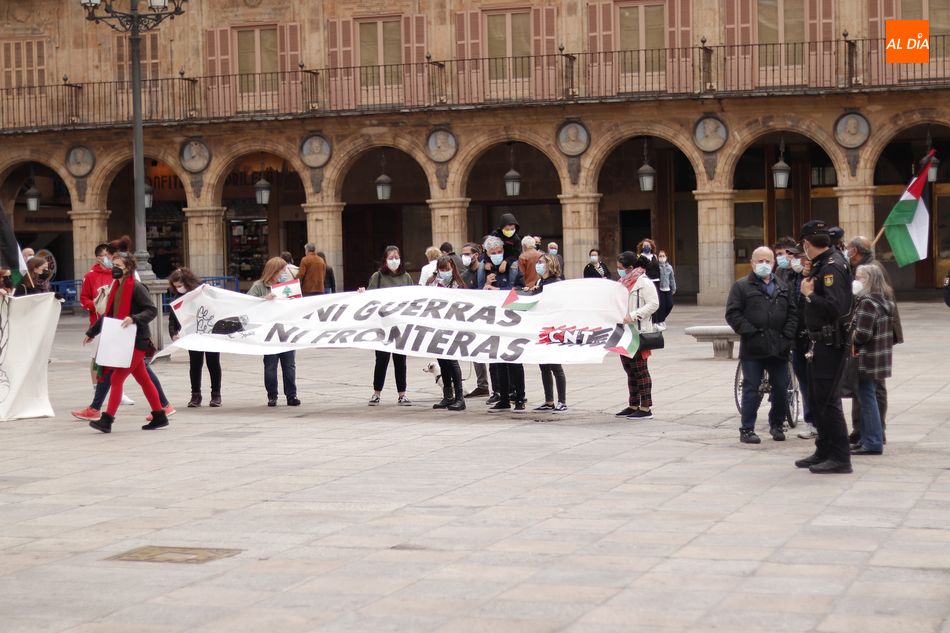 Foto 6 - Casi un centenar de personas se manifiestan a favor del pueblo palestino en Salamanca