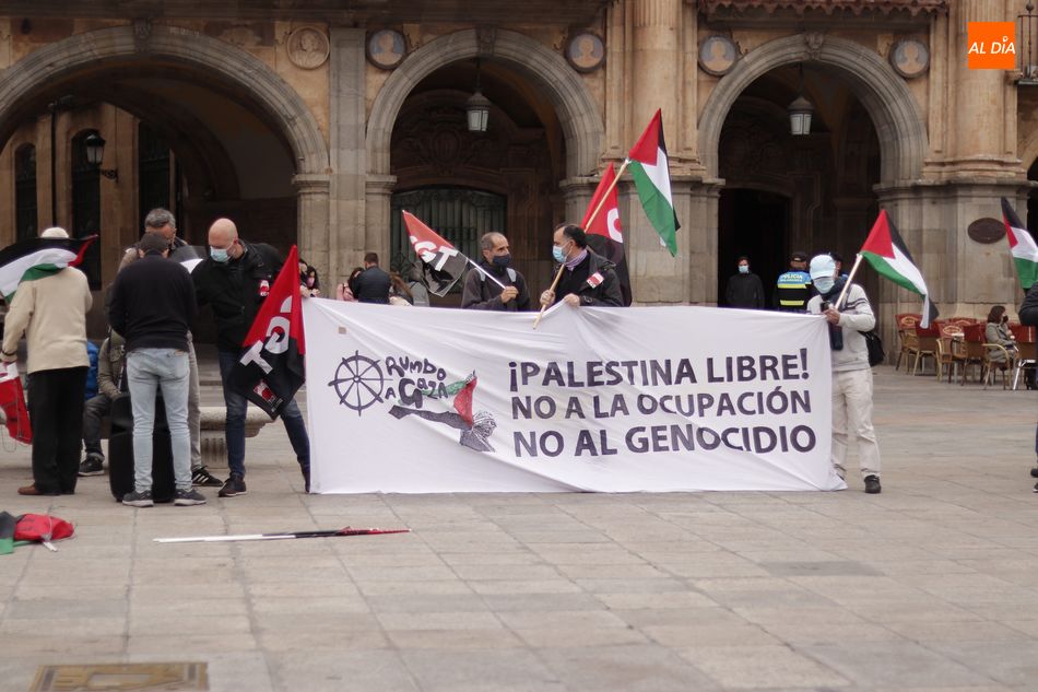 Foto 4 - Casi un centenar de personas se manifiestan a favor del pueblo palestino en Salamanca