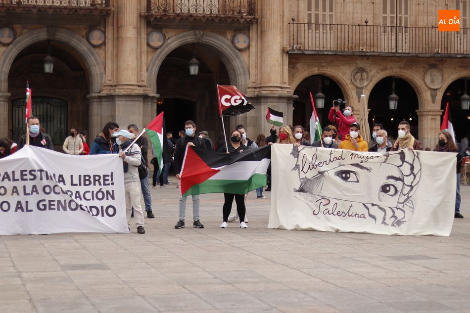 Foto 3 - Casi un centenar de personas se manifiestan a favor del pueblo palestino en Salamanca