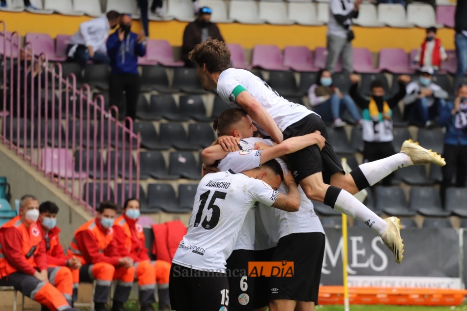 Celebración de uno de los goles de la última jornada de liga para el Salamanca UDS. Foto de Lydia González