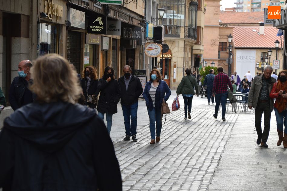 Viandantes en el centro de Salamanca