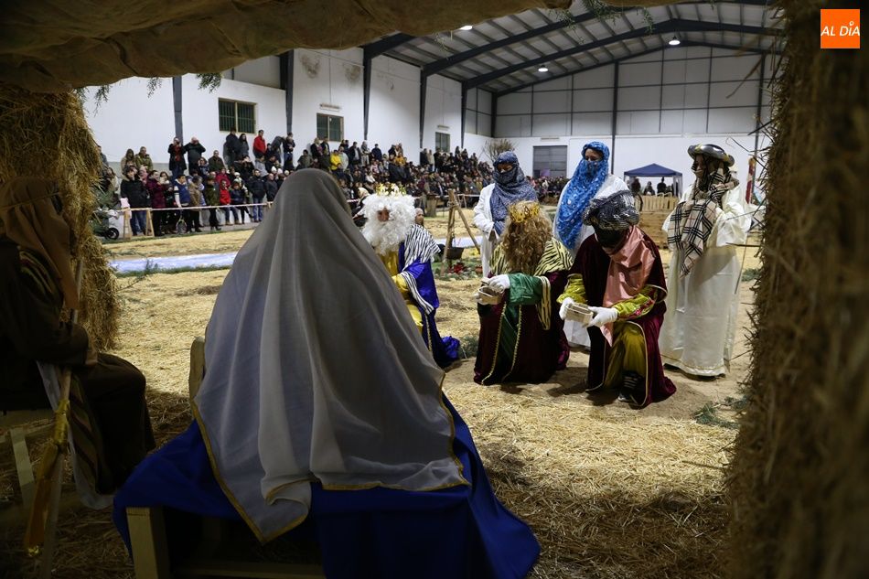 Los Reyes Magos hacen sus ofrendas al recién nacido | Víctor Sánchez