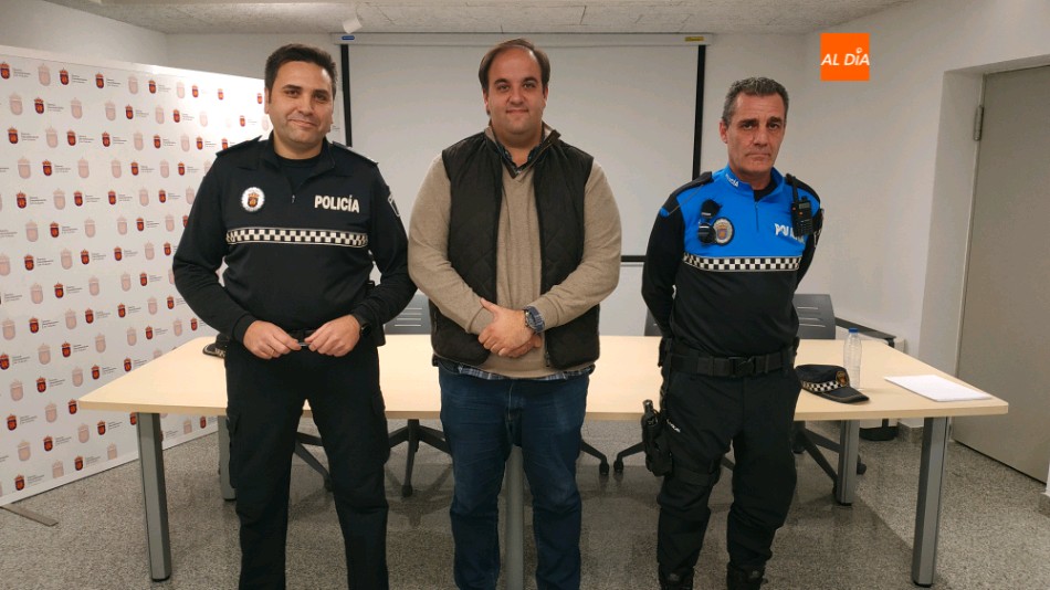 Clemente Iglesias, jefe de la policía local, el alcalde Roberto Martín y el agente Alberto Alonso