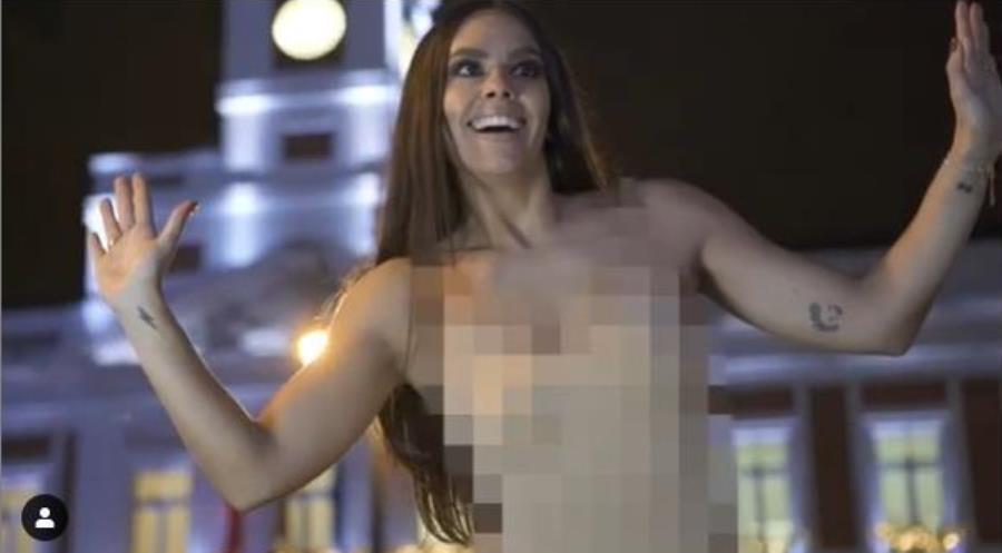Cristina Pedroche sorprende con un paseo por la Puerta del Sol aparentemente desnuda