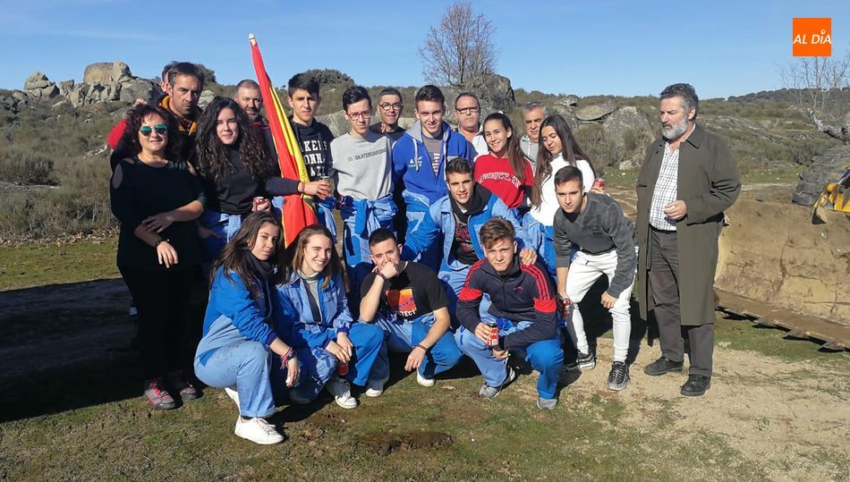 Los quintos y sus acompañantes animan la Nochevieja en Villavieja de Yeltes / FOTOS: ANA