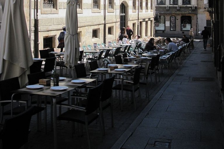 Terrazas de establecimientos hosteleros en una céntrica calle de Salamanca / Archivo