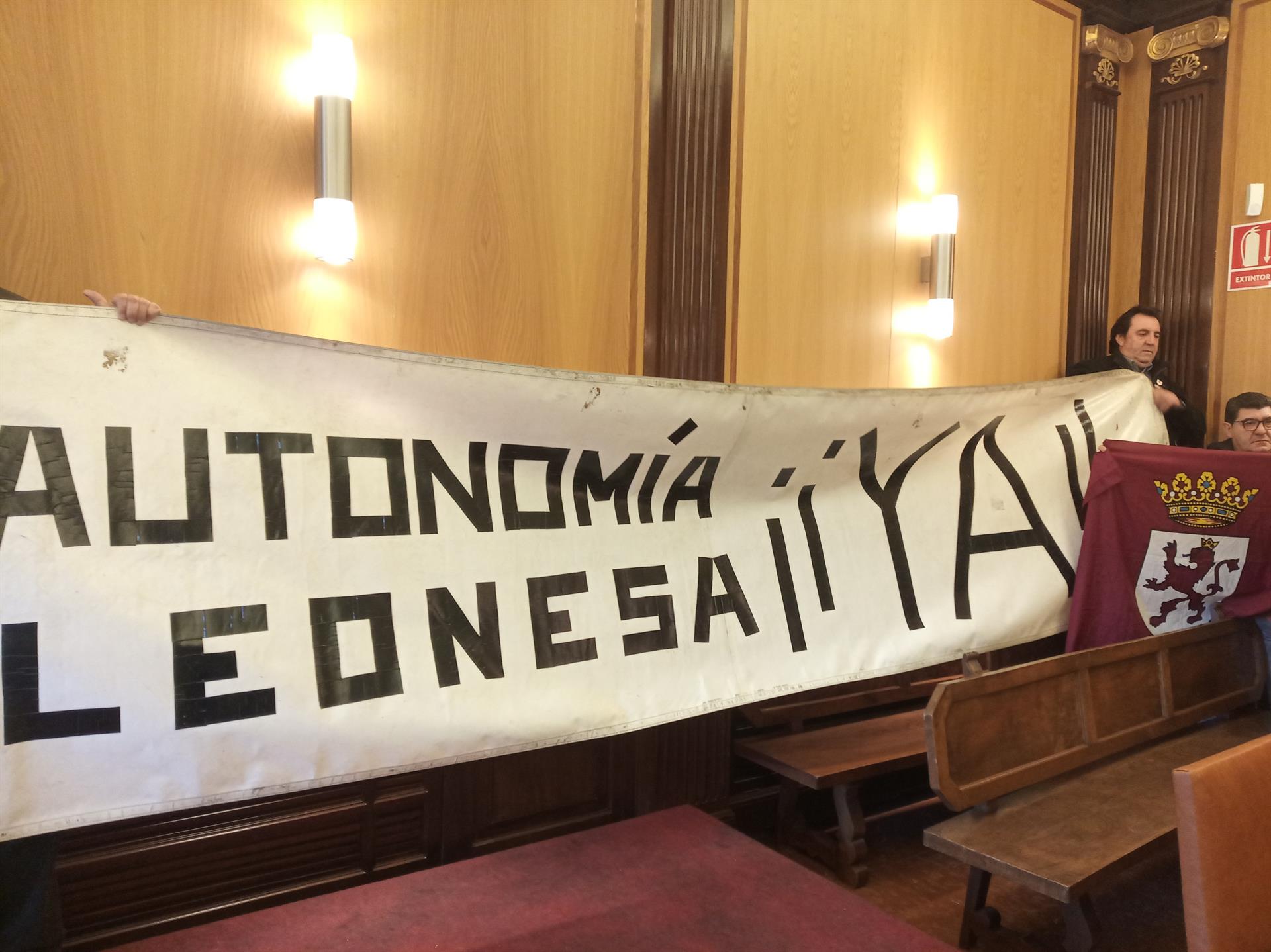 Pancarta desplegada e el pleno del Ayuntamiento de León en favor de la autonomía de la Región Leonesa / Europa Press