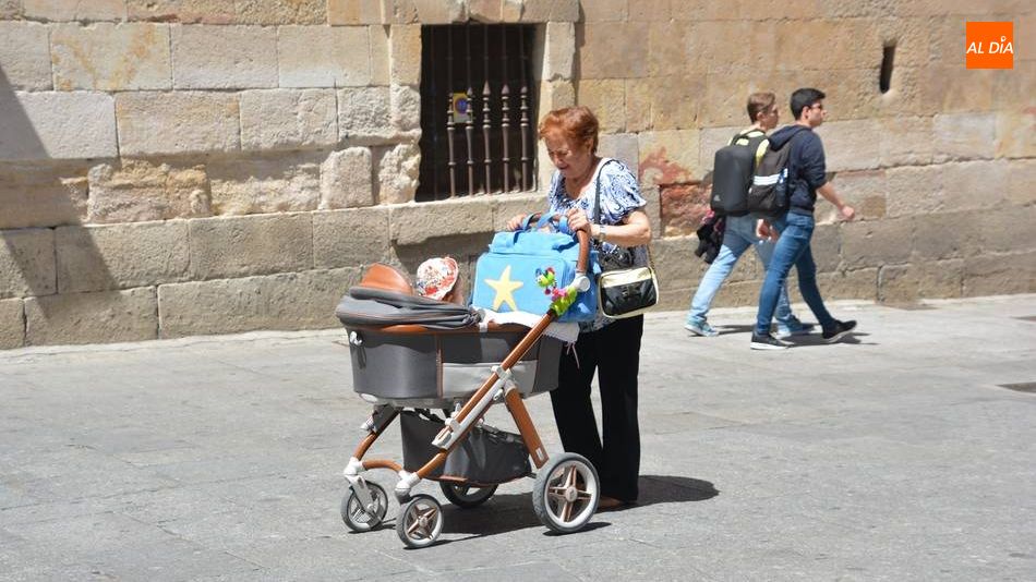 Una mujer pasea con un cochecito de bebé por la ciudad. Foto: Lydia González