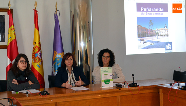 Esther Martín, de Plena Incluisión, Rosa Martínez, de Acopedis y la alcaldesa Carmen Ávila presentaban el programa de accesibilidad cognitiva