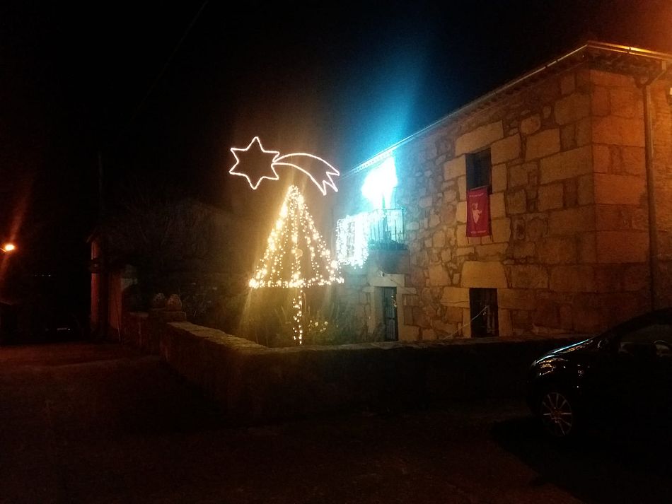 Foto 6 - Los vecinos de Villar de Ciervo disfrutan de la iluminación navideña a pesar de las adversidades...