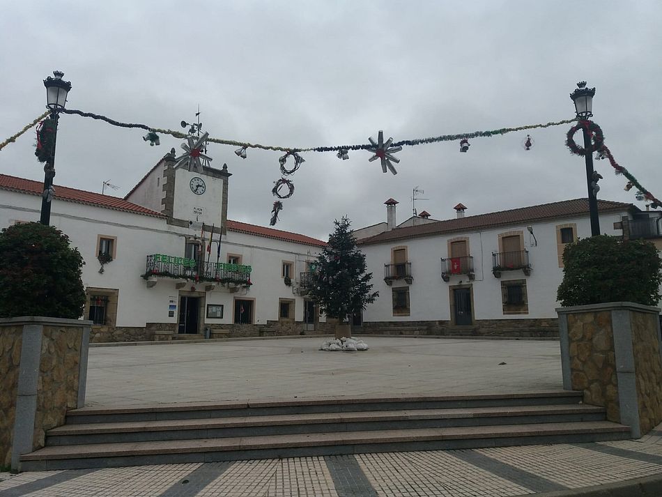 Foto 5 - Los vecinos de Villar de Ciervo disfrutan de la iluminación navideña a pesar de las adversidades...
