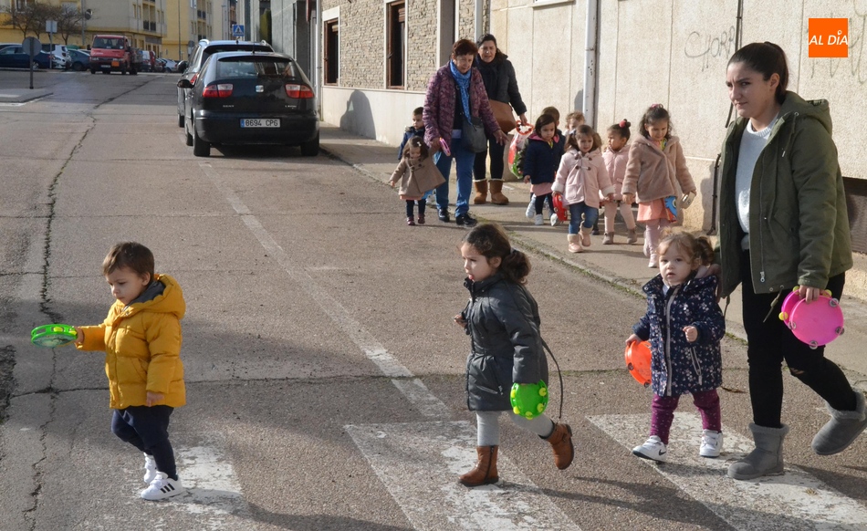 Foto 4 - Los alumnos de la Escuela Infantil animan las calles de su entorno cantando el pujo  