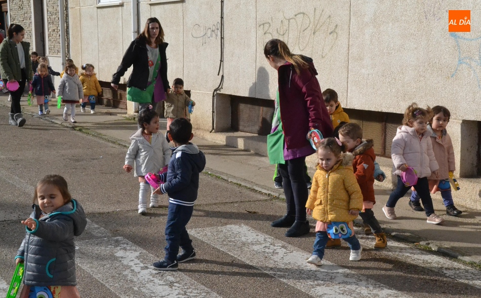 Foto 5 - Los alumnos de la Escuela Infantil animan las calles de su entorno cantando el pujo  