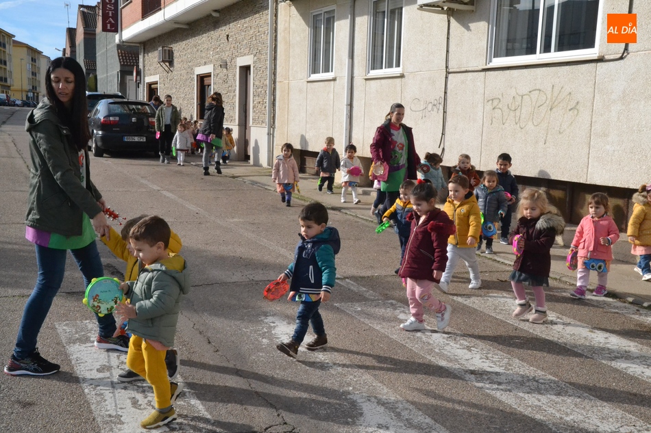Foto 6 - Los alumnos de la Escuela Infantil animan las calles de su entorno cantando el pujo  