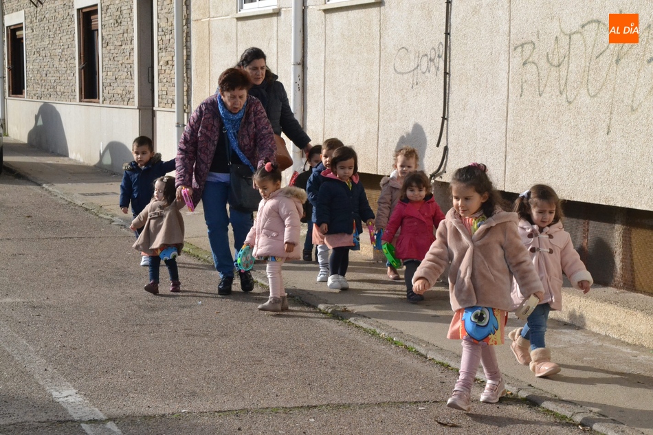 Foto 3 - Los alumnos de la Escuela Infantil animan las calles de su entorno cantando el pujo  