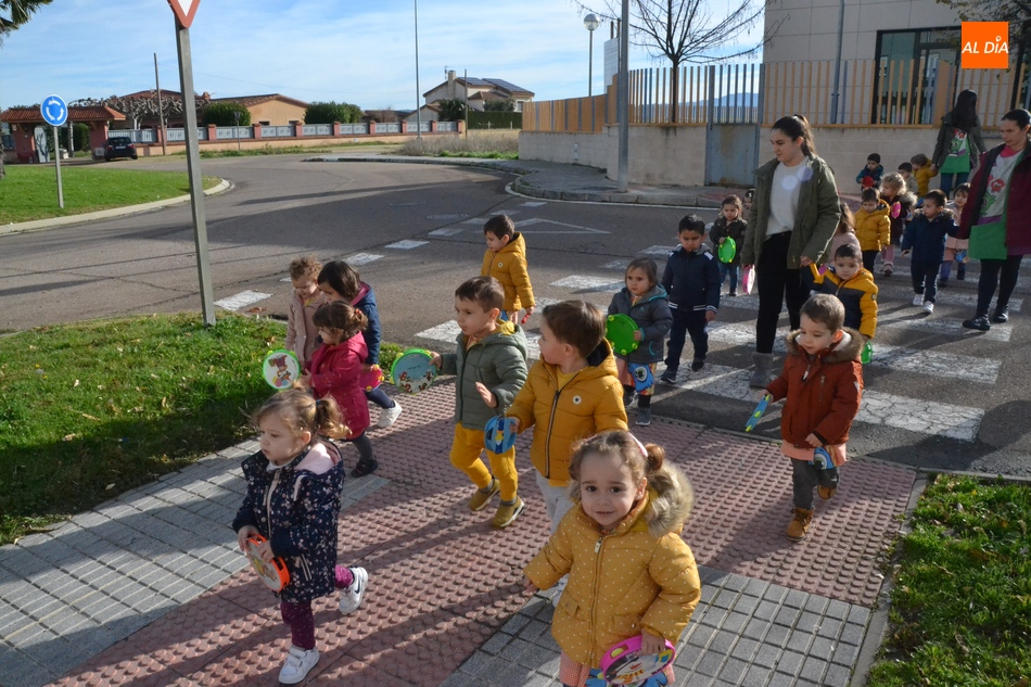 Los alumnos de la Escuela Infantil animan las calles de su entorno cantando el pujo  