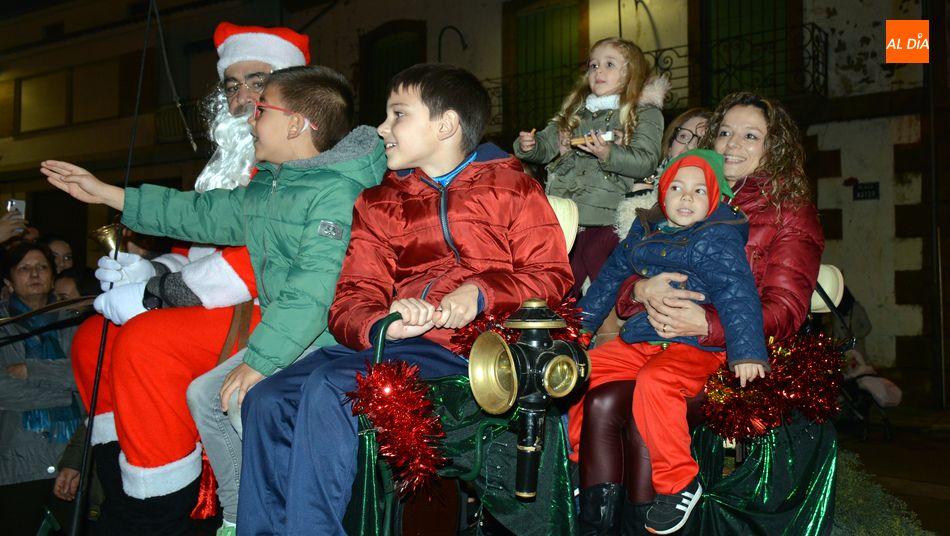 Papá Noel conducía en su carroza a los niños y algunos padres / E. Corredera