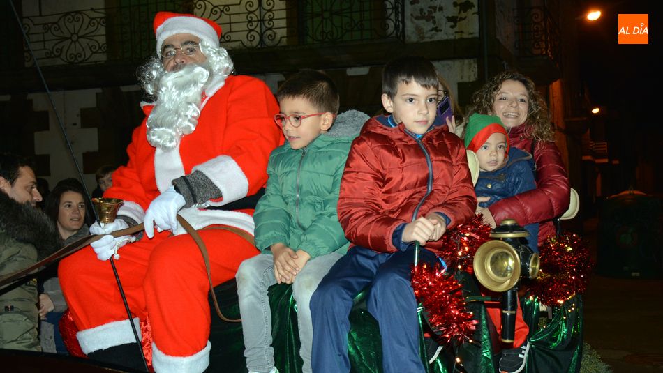Foto 6 - Papa Noel pasea en su carroza a los niños de Lumbrales en la tarde de Nochebuena