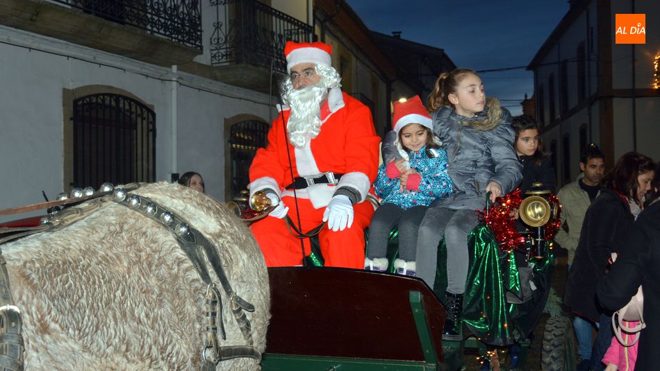 Foto 4 - Papa Noel pasea en su carroza a los niños de Lumbrales en la tarde de Nochebuena