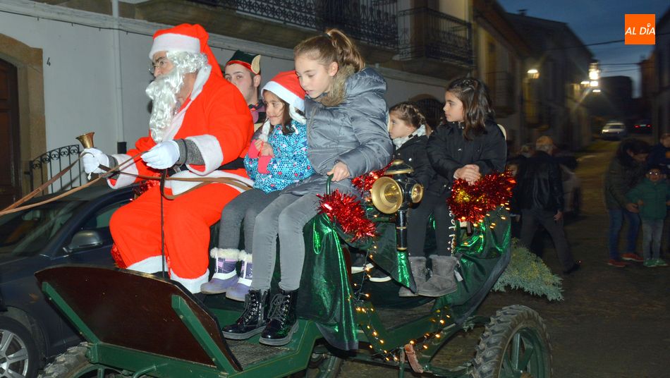 Foto 3 - Papa Noel pasea en su carroza a los niños de Lumbrales en la tarde de Nochebuena