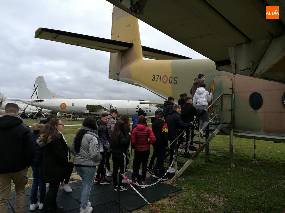 Los estudiantes de 4º de la ESO del Colegio San Juan Bosco visitando uno de los aviones del museo de Cuatro Vientos