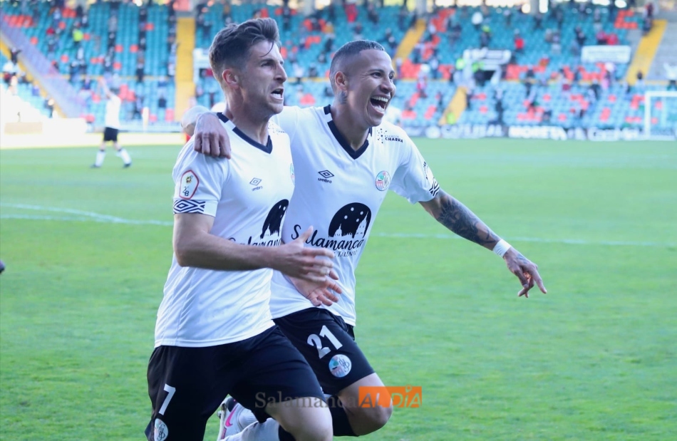 El Puma y Llorente celebran un gol