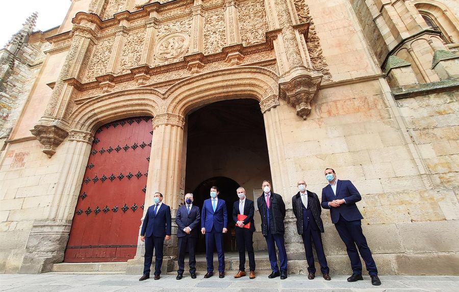 Alfonso Fernández Mañueco, presidente de Castilla y León, tercero por la izquierda, junto a autoridades, en la inauguración del XXIII en Salamanca. Foto EP