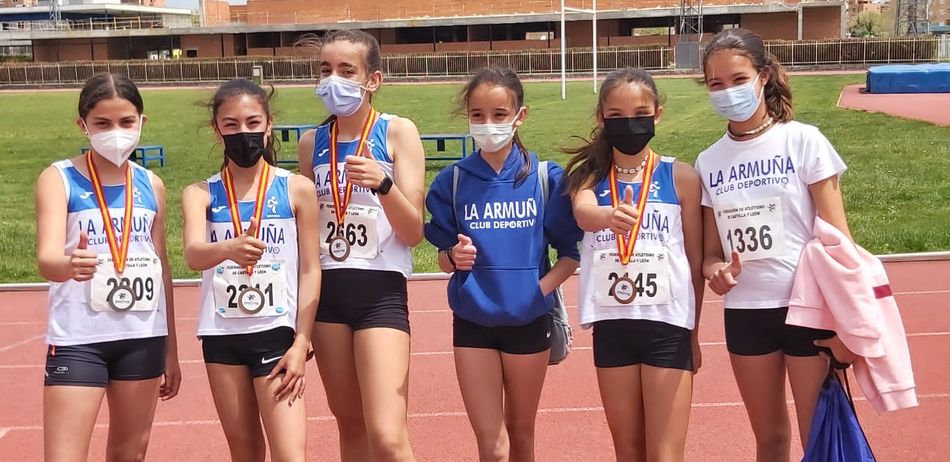 Clara Álvarez, Lola Matías y Vega López, junto a otras integrantes de su equipo de atletismo