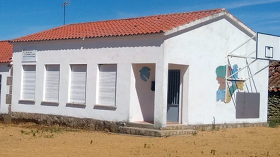 Vista general del edificio de escuelas en Villaseco de los Reyes