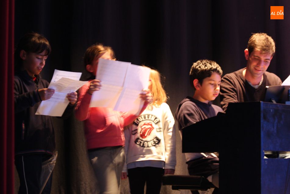 Foto 6 - Emotiva audición de Navidad de los alumnos de la Escuela Municipal de Música de Vitigudino  