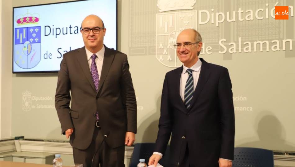 El presidente de la Diputación, Javier Iglesias, a la derecha, en la presentación del Plan Provincial de Carreteras 2019-2020. Foto de Lydia González
