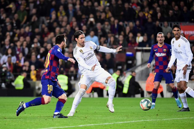 Ramos y Messi pelean por un balón / TWITTER