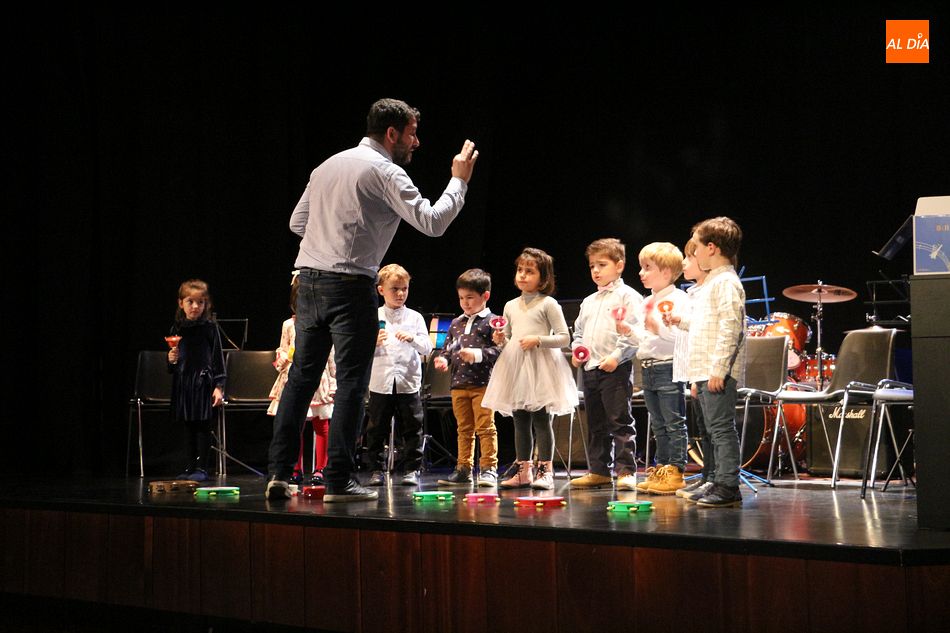 La pequeña orquesta de Guijuelo ofreció varios villancicos