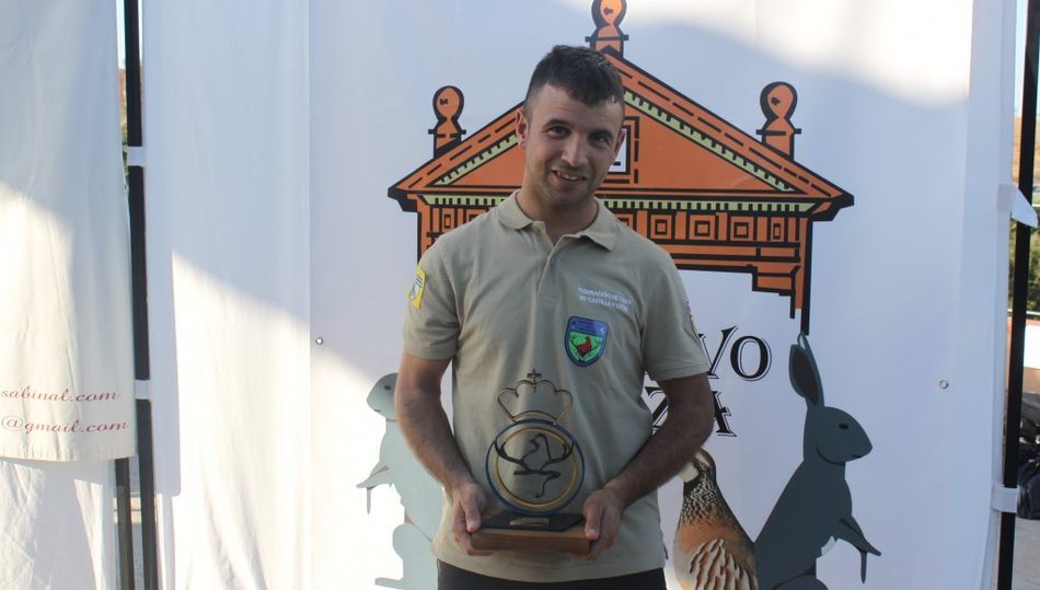 Ricar con el trofeo de Campeón de España de Caza Menor con Perro / FEDECAZA