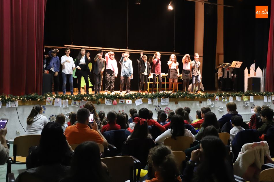 Foto 6 - Diversión y alegría en el Festival de Navidad del colegio Antonio Machado