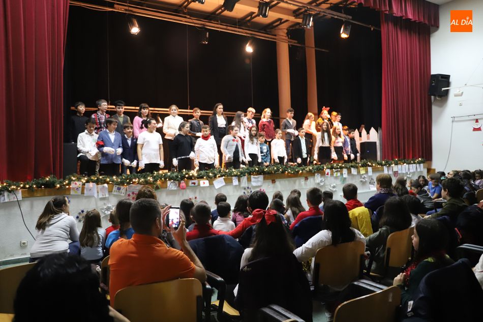 Foto 4 - Diversión y alegría en el Festival de Navidad del colegio Antonio Machado